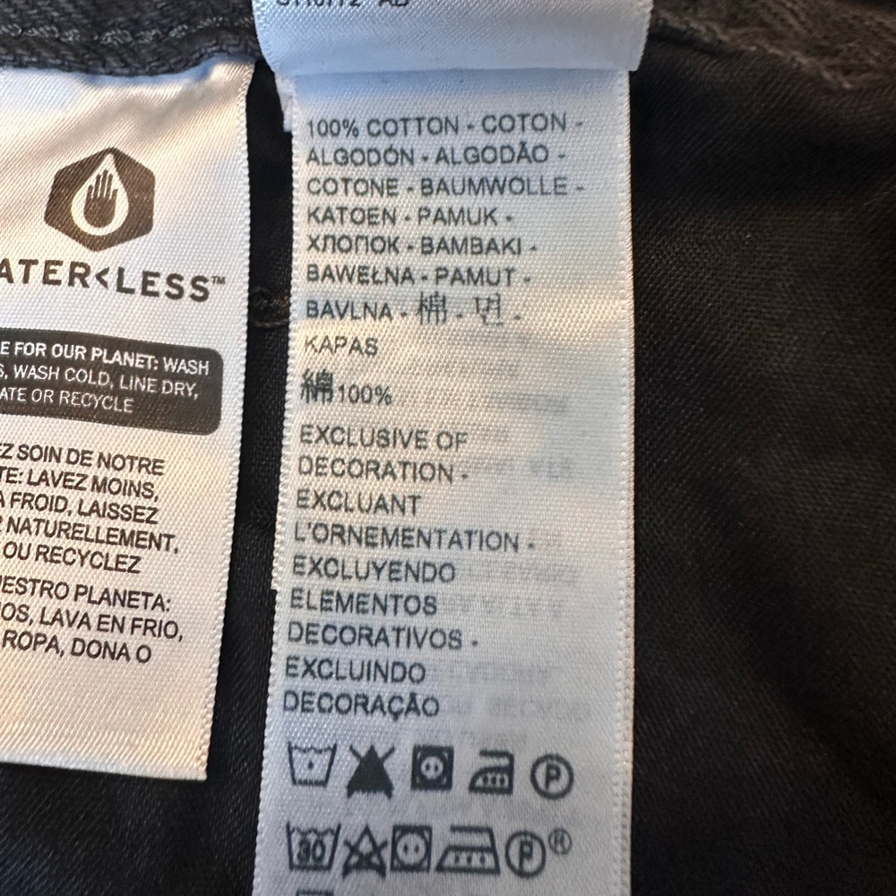 NWT Levi’s High Waisted Mom Women’s Shorts Black 32 - Picture 9 of 10
